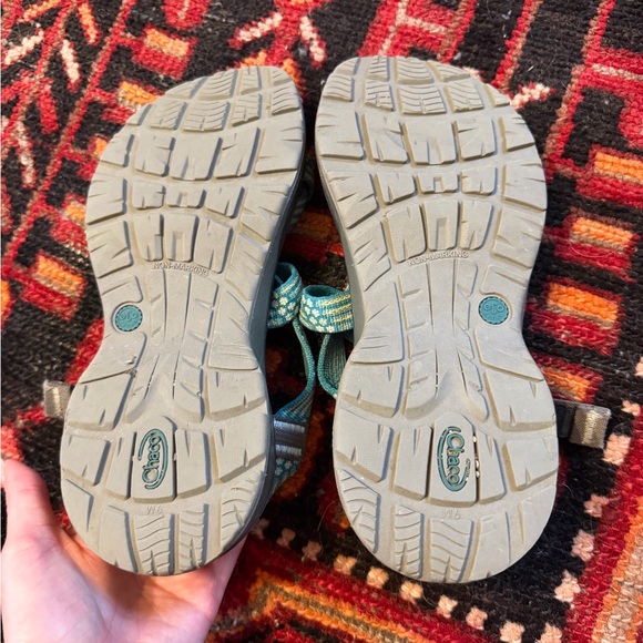 Chaco sandals with daisy print and toe strap - Picture 4 of 5